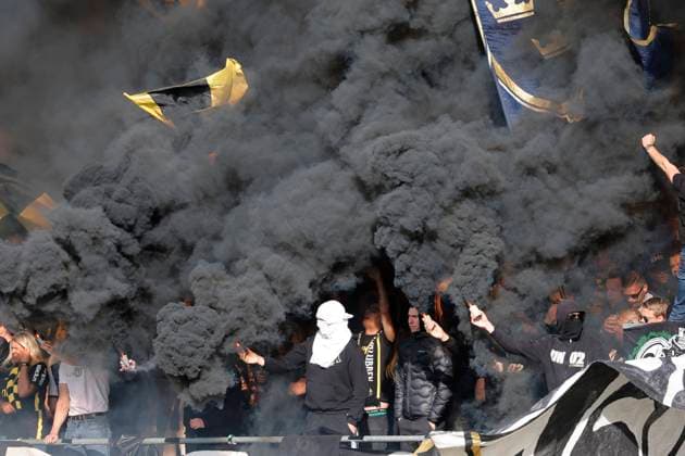 Bilder des Jahres 2023, Sport 10 Oktober Sport Themen der Woche KW39 Sport Bilder des Tages GÖTEBORG 20231001 AIKs klack supporters, nagra maskerade, med pyroteknik räg bengaler under söndagens fotbollsmatch i allsvenskan mellan BK Häcken och AIK pa Bravida Arena. GÖTEBORG SVERIGE x9200x *** GÖTEBORG 20231001 AIKs klack supporters, some of them masked, with pyrotechnics throwing firecrackers during Sundays football match in allsvenskan between BK Häcken and AIK at Bravida Arena GÖTEBORG SVERIGE x9200x  Copyright: xAdamxIhse TTx ALLSVENSKAN HÄCKEN-AIK