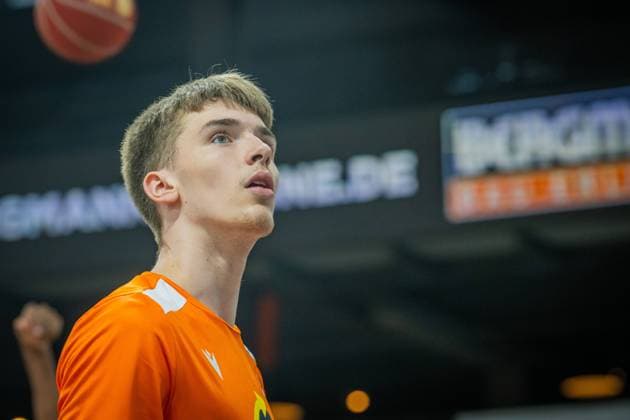 1 Basketball Bundesliga, easyCredit BBL, season 2023 2024, men, main round, 2 matchday, 01 10 2023, RASTA Vechta Telekom Baskets Bonn Johann Grünloh 17 RASTA Vechta before the game Vechta RASTA Dome Lower Saxony Germany