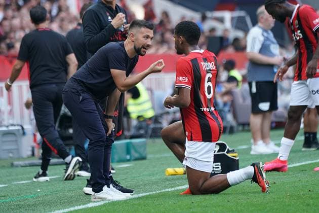 Sport Bilder des Tages Francesco Farioli (entraineur de l OGC Nice) - Jean Clair Todibo (OGC Nice) FOOTBALL : OGC Nice vs Brest - Ligue 1 Uber Eats - Nice - 01 10 2023 NorbertScanella Panoramic 