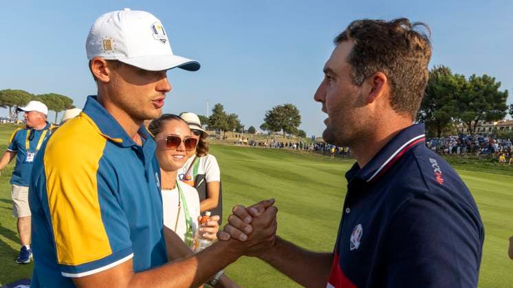 ROM 2023 10 01 Day 3 Singles Matches Europe beat USA in the Ryder Cup here Ludvig Aberg Sweden is congratulated by world number one Scottie Scheffler USA after Europe won Photo Christer Höglund TT code 40750 Rome Italy GOLF x40750x  Copyright: xChristerxHöglund TTx RYDER CUP 2023