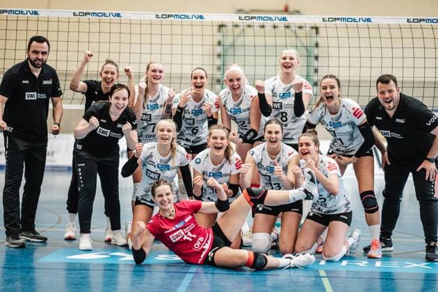 Volleyball women season 2023 2024 2 Bundesliga Women Pro powered by SnowTrex ETV Hamburg vs Schwarz Weiß Erfurt 01 10 2023 the team of Schwarz Weiß Erfurt is happy after winning the match, team photo Hamburg Sporthalle Hoheluft Hamburg Germany