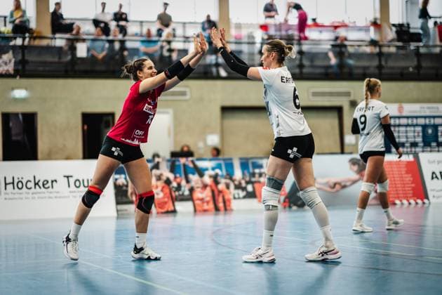 Volleyball Women Season 2023 2024 2 Bundesliga Women Pro powered by SnowTrex ETV Hamburg vs Schwarz Weiß Erfurt 01 10 2023 v l Mia Anna Stauß 11, Schwarz Weiß Erfurt and Sina Fuchs 6, Schwarz Weiß Erfurt applaud Hamburg Sporthalle Hoheluft Hamburg Germany