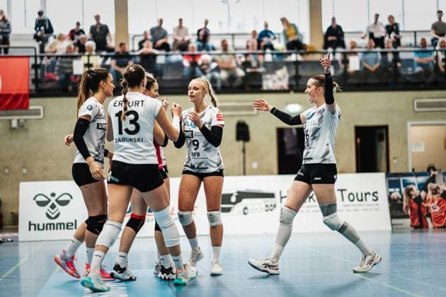 Volleyball Women Season 2023 2024 2 Bundesliga Women Pro powered by SnowTrex ETV Hamburg vs Schwarz Weiß Erfurt 01 10 2023 Sina Fuchs 6, Schwarz Weiß Erfurt comes cheering from the right towards the team Hamburg Sporthalle Hoheluft Hamburg Germany