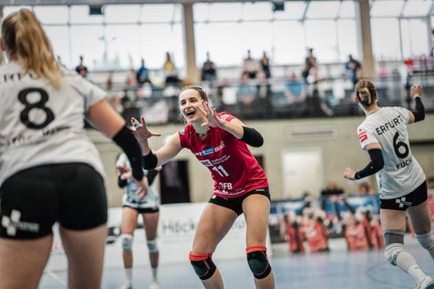 Volleyball Women Season 2023 2024 2 Bundesliga Women Pro powered by SnowTrex ETV Hamburg vs Schwarz Weiß Erfurt 01 10 2023 Mia Anna Stauß 11, Schwarz Weiß Erfurt cheers towards Sina Stöckmann 8, Schwarz Weiß Erfurt Hamburg Sporthalle Hoheluft Hamburg Germany