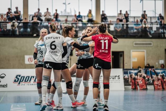 Volleyball Women Season 2023 2024 2 Bundesliga Women Pro powered by SnowTrex ETV Hamburg vs Schwarz Weiß Erfurt 01 10 2023 Erfurt team cheers Lara Alyssa Darowski 13, Schwarz Weiß Erfurt Hamburg Sporthalle Hoheluft Hamburg Germany