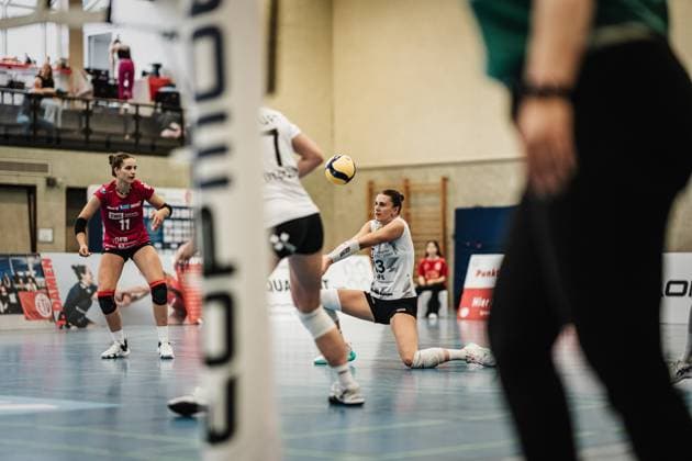 Volleyball Women Season 2023 2024 2 Bundesliga Women Pro powered by SnowTrex ETV Hamburg vs Schwarz Weiß Erfurt 01 10 2023 Lara Alyssa Darowski 13, Schwarz Weiß Erfurt receiving the ball Hamburg Sporthalle Hoheluft Hamburg Germany.