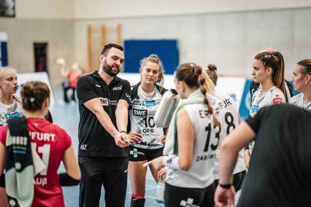 Volleyball Women Season 2023 2024 2 Bundesliga Women Pro powered by SnowTrex ETV Hamburg vs Schwarz Weiß Erfurt 01 10 2023 Coach Mateusz Zarczynksi Schwarz Weiß Erfurt gives instructions to his team Hamburg Sporthalle Hoheluft Hamburg Germany
