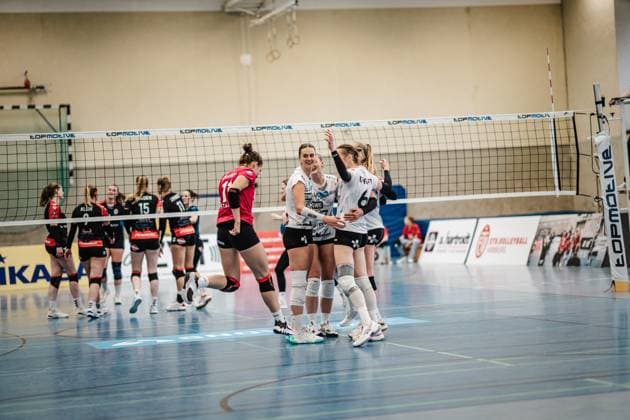 Volleyball Women Season 2023 2024 2 Bundesliga Women Pro powered by SnowTrex ETV Hamburg vs Schwarz Weiß Erfurt 01 10 2023 Mia Anna Stauß 11, Schwarz Weiß Erfurt jumps on her team Hamburg Sporthalle Hoheluft Hamburg Germany