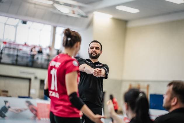 Volleyball Women Season 2023 2024 2 Bundesliga Women Pro powered by SnowTrex ETV Hamburg vs Schwarz Weiß Erfurt 01 10 2023 coach Mateusz Zarczynksi Schwarz Weiß Erfurt with suggestions for improvement Hamburg Sporthalle Hoheluft Hamburg Germany