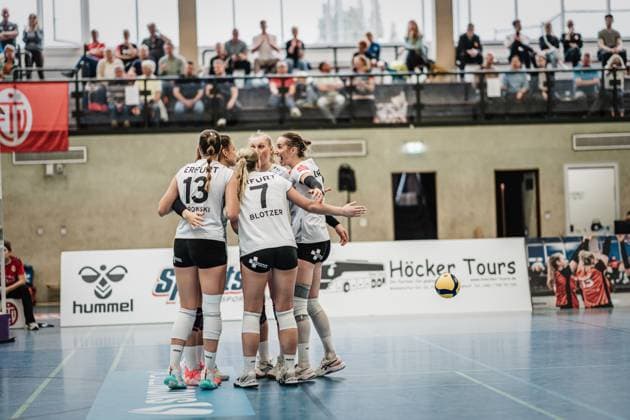 Volleyball Women Season 2023 2024 2 Bundesliga Women Pro powered by SnowTrex ETV Hamburg vs Schwarz Weiß Erfurt 01 10 2023 the team of Schwarz Weiß Erfurt is looking forward Hamburg Sporthalle Hoheluft Hamburg Germany