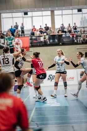Volleyball Women Season 2023 2024 2 Bundesliga Women Pro powered by SnowTrex ETV Hamburg vs Schwarz Weiß Erfurt 01 10 2023 Alina Zellin 1, Schwarz Weiß Erfurt is cheered by her team Hamburg Sporthalle Hoheluft Hamburg Germany
