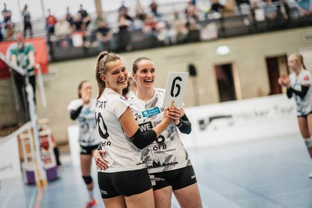 Volleyball Women Season 2023 2024 2 Bundesliga Women Pro powered by SnowTrex ETV Hamburg vs Schwarz Weiß Erfurt 01 10 2023 smiling faces at change of Pia Mohr 10, Schwarz Weiß Erfurt and Sina Fuchs 6, Schwarz Weiß Erfurt Hamburg Sporthalle Hoheluft Hamburg Germany