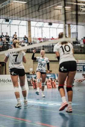 Volleyball women season 2023 2024 2 Bundesliga women Pro powered by SnowTrex ETV Hamburg vs Schwarz Weiß Erfurt 01 10 2023 Antonia Greskamp 9, Schwarz Weiß Erfurt cheers Hamburg Sporthalle Hoheluft Hamburg Germany