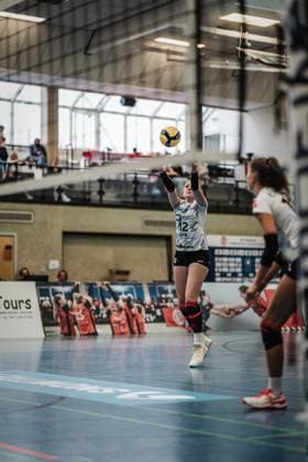 Volleyball Women Season 2023 2024 2 Bundesliga Women Pro powered by SnowTrex ETV Hamburg vs Schwarz Weiß Erfurt 01 10 2023 Tina De Groot 12, Schwarz Weiß Erfurt plays the ball Hamburg Sporthalle Hoheluft Hamburg Germany