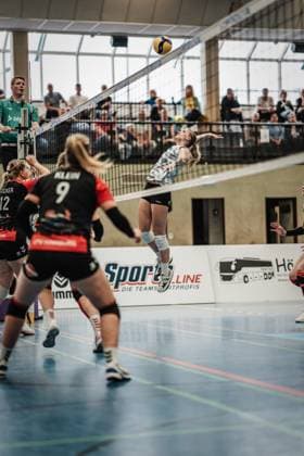 Volleyball Women Season 2023 2024 2 Bundesliga Women Pro powered by SnowTrex ETV Hamburg vs Schwarz Weiß Erfurt 01 10 2023 Ashlyn Maye Blotzer 7, Schwarz Weiß Erfurt while attacking Hamburg Sporthalle Hoheluft Hamburg Germany.