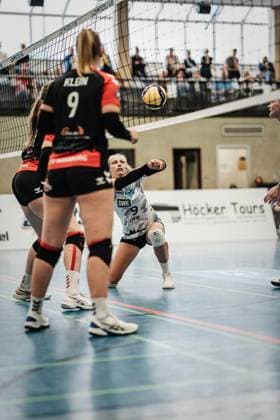 Volleyball Women Season 2023 2024 2 Bundesliga Women Pro powered by SnowTrex ETV Hamburg vs Schwarz Weiß Erfurt 01 10 2023 Antonia Greskamp 9, Schwarz Weiß Erfurt plays the ball close to the net Hamburg Sporthalle Hoheluft Hamburg Germany