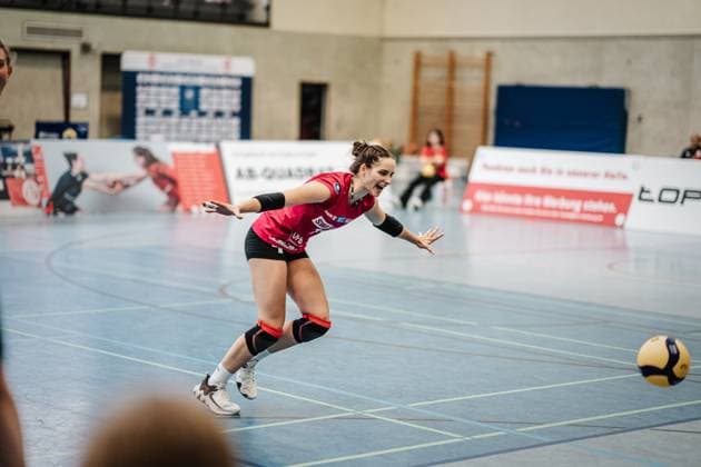 Volleyball Women Season 2023 2024 2 Bundesliga Women Pro powered by SnowTrex ETV Hamburg vs Schwarz Weiß Erfurt 01 10 2023 Mia Anna Stauß 11, Schwarz Weiß Erfurt sees the ball go out Hamburg Sporthalle Hoheluft Hamburg Germany