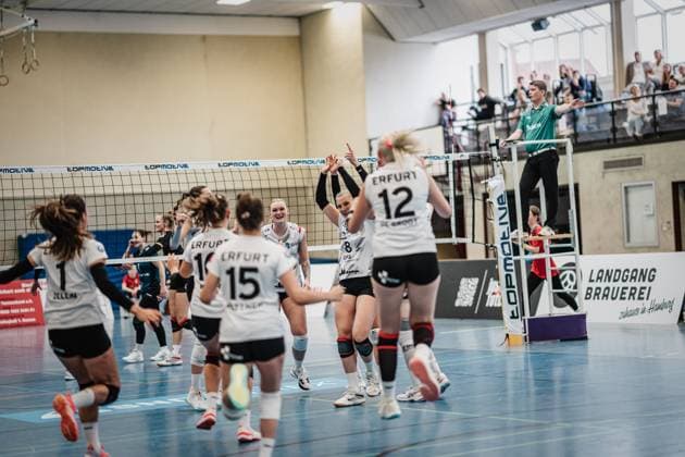 Volleyball women season 2023 2024 2 Bundesliga Women Pro powered by SnowTrex ETV Hamburg vs Schwarz Weiß Erfurt 01 10 2023 the team of Schwarz Weiß Erfurt is happy after winning the game Hamburg Sporthalle Hoheluft Hamburg Germany