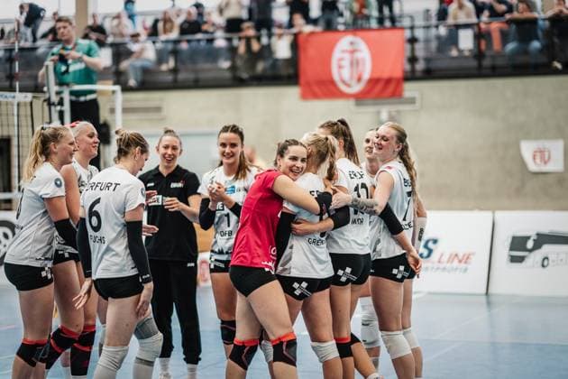 Volleyball Women Season 2023 2024 2 Bundesliga Women Pro powered by SnowTrex ETV Hamburg vs Schwarz Weiß Erfurt 01 10 2023 Mia Anna Stauß 11, Schwarz Weiß Erfurt in pink hugs the setter Antonia Greskamp 9, Schwarz Weiß Erfurt Hamburg Sporthalle Hoheluft Hamburg Germany