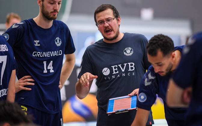 Volleyball, season 2023 2024, 2 Bundesliga Nord, 01 10 2023, 04 match day, men, TuB Bocholt blue vs VCO Berlin white v l Florian Wissing TuB Bocholt , Markus Friedrich coach TuB Bocholt , Fabijan Isaiah Slacanin TuB Bocholt , Bocholt Euregiohalle Nordrhein Westfalen Germany 231001_vb_tub-bocholt_vco-berlin_22402