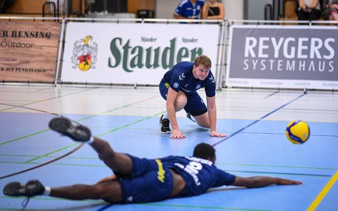 Volleyball, season 2023 2024, 2 Bundesliga Nord, 01 10 2023, 04 matchday, men, TuB Bocholt blue vs VCO Berlin white v l Rudy Schneider TuB Bocholt , Lars Geukes TuB Bocholt , Bocholt Euregiohalle Nordrhein Westfalen Germany 231001_vb_tub-bocholt_vco-berlin_22406