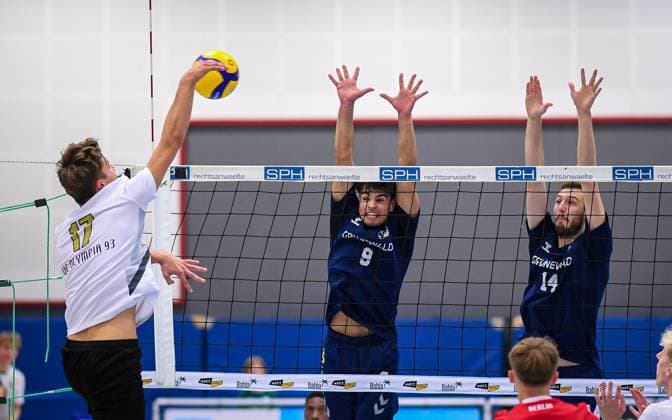 Volleyball, Season 2023 2024, 2 Bundesliga Nord, 01 10 2023, 04 Matchday, Men, TuB Bocholt blue vs VCO Berlin white v l Fritz Vaehning VCO Berlin , Lukas Salimi TuB Bocholt , Florian Wissing TuB Bocholt , Bocholt Euregiohalle Nordrhein Westfalen Germany 231001_vb_tub-bocholt_vco-berlin_22419