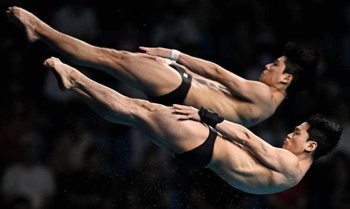 Bilder des Jahres 2023, Sport 10 Oktober Sport Themen der Woche KW39 (231001) -- HANGZHOU, Oct. 1, 2023 -- Yi Jaegyeong Kim Yeongnam of South Korea compete during the Men s Synchronised 10m Platform Final of Diving at the 19th Asian Games in Hangzhou, east China s Zhejiang Province,Oct. 1, 2023. ) (SP)CHINA-HANGZHOU-ASIAN GAMES-DIVING (CN) XiaxYifang 
