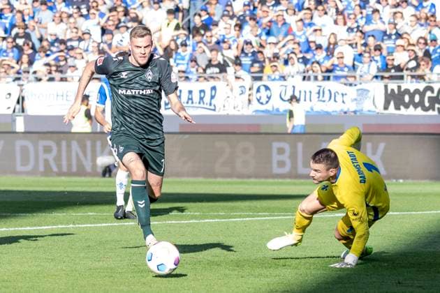 1 Football Bundesliga SV Darmstadt 98 SV Werder Bremen, Merck Stadium, Darmstadt, 01 10 2023 Marvin Ducksch SV Werder Bremen 7 Marcel Schuhen SV Darmstadt 98 1 , SV Darmstadt 98 SV Werder Bremen, Darmstadt, Merck Stadium, 1 10 2023 Copyright: xBEAUTIFULxSPORTS Gawlikx