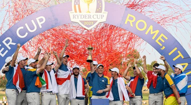 2023 Ryder Cup, Marco Simone Golf and Country Club, Rome, Italy 1 10 2023 Team Europe captain Luke Donald lifts the Ryder Cup Luke Donald lifts the Ryder Cup 1 10 2023  Copyright: x INPHO MatteoxCiambellix _ASZ6902