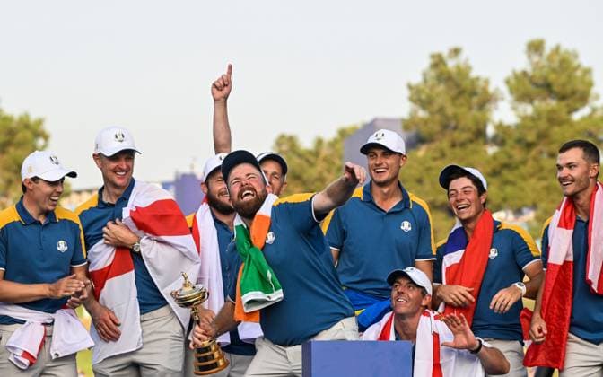 2023 Ryder Cup, Marco Simone Golf and Country Club, Rome, Italy 1 10 2023 Shane Lowry celebrates with the Ryder Cup Shane Lowry celebrates with the Ryder Cup 1 10 2023  Copyright: x INPHO MatteoxCiambellix _ASZ7157
