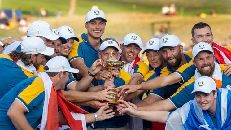 ROM 2023 10 01 Day 3 Singles Matches Europe beat USA in the Ryder Cup, Ludvig Aberg, Sweden, in the middle and the rest of the team with the victory trophy Photo Christer Höglund TT code 40750 Rome Italy GOLF x40750x  Copyright: xChristerxHöglund TTx RYDER CUP 2023