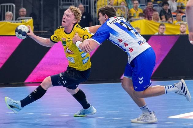 f li Gustav Davidsson RNL, 22 , Lukas Laube TVB, 24 , duel, duel scene, duel, tackle, tackling, dynamic, action, action, 01 10 2023, Mannheim Germany , Handball, Bundesliga, Rhein Neckar Löwen TVB Stuttgart xozx