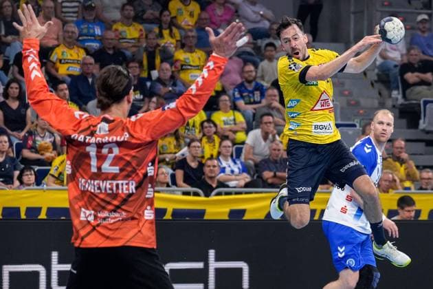 f le Silvio Heinevetter goalkeeper, TVB, 12 , Patrick Groetzki RNL, 24 , during jump shot, throw, goal throw, action, action, game scene, 01 10 2023, Mannheim Germany , Handball, Bundesliga, Rhein Neckar Löwen TVB Stuttgart xozx