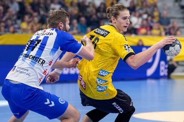 v li Samuel Röthlisberger TVB, 17 , Juri Knorr RNL, 10 , duel, duel scene, duel, tackle, tackling, dynamic, action, action, 01 10 2023, Mannheim Germany , Handball, Bundesliga, Rhein Neckar Löwen TVB Stuttgart xozx