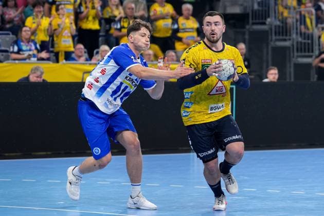 f le Fynn Luca Nicolaus TVB, 19 , Jannik Kohlbacher RNL, 80 , duel, tackle, tackling, dynamic, action, action, 01 10 2023, Mannheim Germany , Handball, Bundesliga, Rhein Neckar Löwen TVB Stuttgart xozx