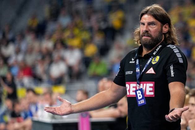 Sebastian Hinze coach, head coach, RNL , gives instructions, gestures, gesturing with arms, single image, single photo, action, action, 01 10 2023, Mannheim Germany , Handball, Bundesliga, Rhein Neckar Löwen TVB Stuttgart xozx