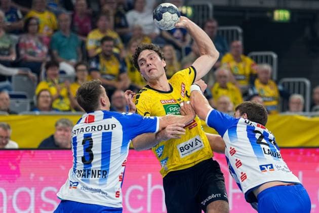 v li Max Häfner TVB, 3 , Niclas Kirkelokke Kirkelökke, RNL, 6 , Lukas Laube TVB, 24 , duel, game scene, duel, duel, tackle, tackling, dynamics, action, action, 01 10 2023, Mannheim Germany , Handball, Bundesliga, Rhein Neckar Löwen TVB Stuttgart xozx