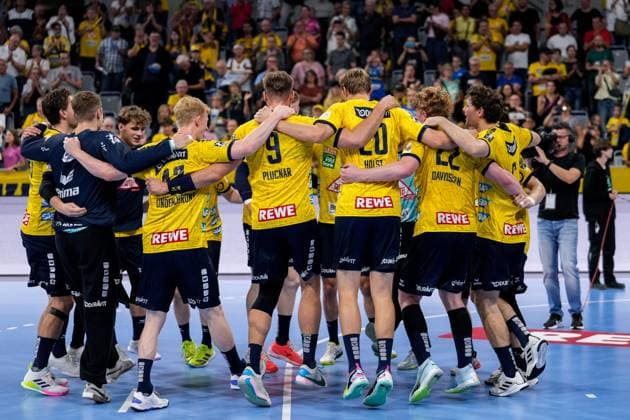Rhein Neckar Löwen players, cheering after the final whistle, joy of victory, winner, winners, cheers, jubilant, optimistic, highlight, action, action, dancing in a circle, team circle, team circle, 01 10 2023, Mannheim Germany , Handball, Bundesliga, Rhein Neckar Löwen TVB Stuttgart xozx