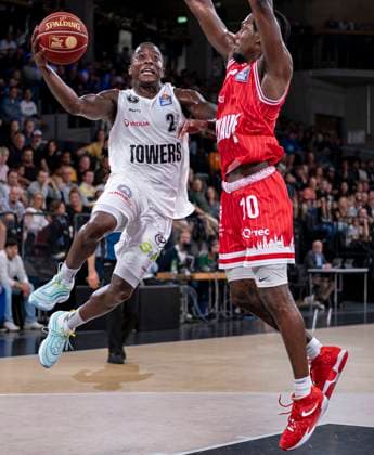 Sport Themen der Woche KW39 Sport Bilder des Tages Terrell Gomez (Towers), Darius Perry (Würzburg) 01.10.23, Hamburg, Hamburg Towers vs. Würzburg Baskets, easyCredit BBL, Basketball Bundesliga, 1.Liga, Saison 2023 2024, 02. Spieltag Â *** Terrell Gomez Towers , Darius Perry Würzburg 01 10 23, Hamburg, Hamburg Towers vs Würzburg Baskets, easyCredit BBL, Basketball Bundesliga, 1 Liga, season 2023 2024, 02 matchday Â