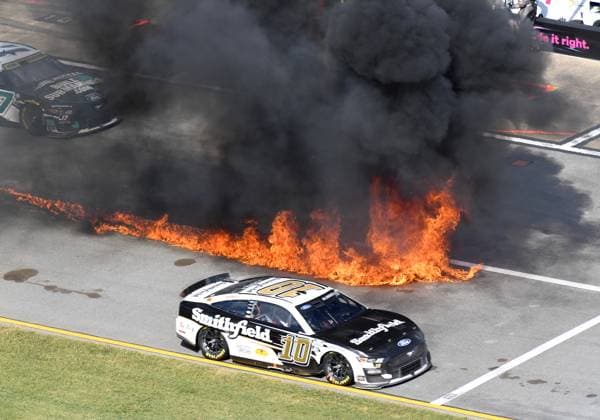 Sport Themen der Woche KW39 Sport Bilder des Tages TALLADEGA, AL - OCTOBER 01: Aric Almirola ( 10 Stewart Haas Racing Ford Smithfield) drives by a fire on pit road during the running of the NASCAR, Motorsport, USA Cup Series Playoff YellaWood 500 on October 01, 2023, at Talladega Superspeedway in Talladega, AL. (Photo by Jeffrey Vest Icon Sportswire) AUTO: OCT 01 NASCAR Cup Series Playoff YellaWood 500 EDITORIAL USE ONLY Icon2310012302
