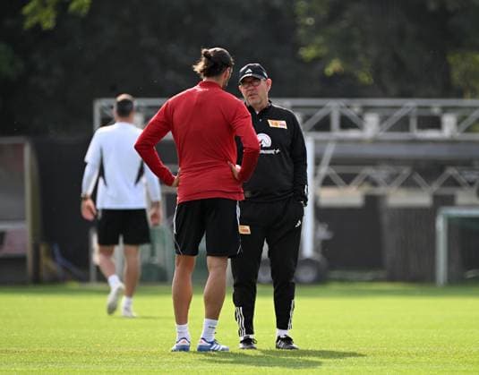 Football, men, season 2023 2024, Champions League, training of 1 FC Union Berlin at the stadium An der Alten Försterei, f l Christopher Trimmel 1 FC Union , coach Urs Fischer 1 FC Union , 02 10 2023, Copyright: xMatthiasxKochx