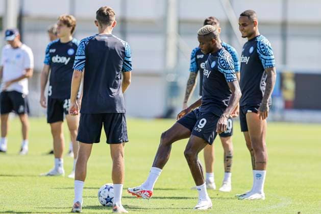 Italy: training session SSC Napoli SSC Napoli s Nigerian forward Victor Osimhen controls the ball during training ahead of the UEFA Champions League match against Real Madrid at the Konami Center on 02 October 2023, in Castel Volturno, Italy. ABPH9065 Copyright: xAntonioxBalascox