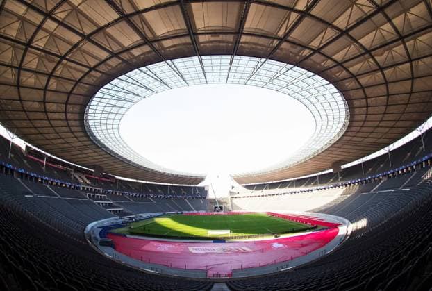Football, men, season 2023 2024, Champions League Group C, 2 match day , 1 FC Union Berlin SC Braga, 1 day before the game, the Olympic Stadium is wrapped in the red and white club colors of Union, in the picture logo of Union and the Champions League and picture of the cup inside, 02 10 2023, Copyright: xSebastianxRäppold MatthiasxKochx