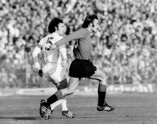 Soccer Bundesliga 1972 73 Eintracht Frankfurt FC Bayern Munich 2 1 14 10 1972 Karl Heinz Körbel SGE r front , in his first Bundesliga game, as an opponent of Franz Beckenbauer FCB HM