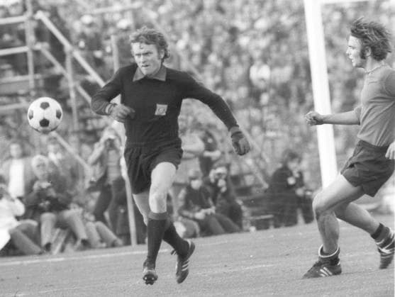 Soccer Bundesliga 1972 73 Eintracht Frankfurt FC Bayern Munich 2 1 14 10 1972 Goalkeeper Sepp Maier FCB comes in the style of a Liberos far out of his box Right Karl Heinz Körbel SGE HM