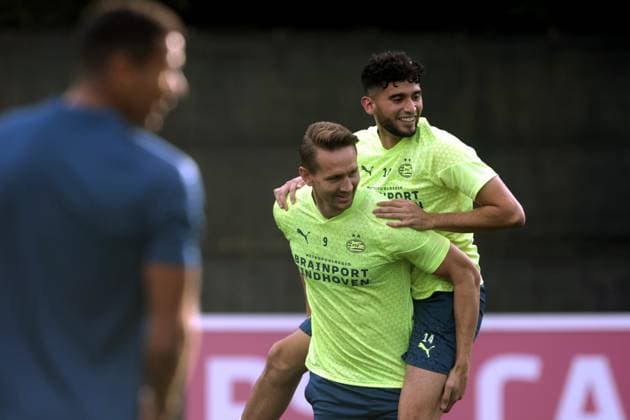 EINDHOVEN - (l-r) Luuk de Jong of PSV Eindhoven, Ricardo Pepi of PSV Eindhoven during a PSV Eindhoven training session in the run-up to the Champions League match against Sevilla FC at PSV Campus de Herdgang on October 2, 2023 in Eindhoven, the Netherlands. ANP JEROEN PUTMANS UEFA Champions League MD-1 2023 2024 xVIxANPxSportx xxANPxIVx 480032836 originalFilename: 480032836.jpg