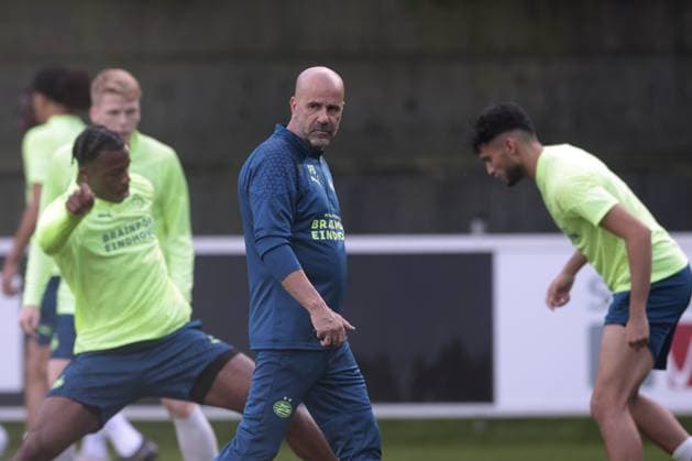 EINDHOVEN - PSV Eindhoven coach Peter Bosz during a PSV Eindhoven training session in the run-up to the Champions League match against Sevilla FC at PSV Campus de Herdgang on October 2, 2023 in Eindhoven, the Netherlands. ANP JEROEN PUTMANS UEFA Champions League MD-1 2023 2024 xVIxANPxSportx xxANPxIVx 480033589 originalFilename: 480033589.jpg