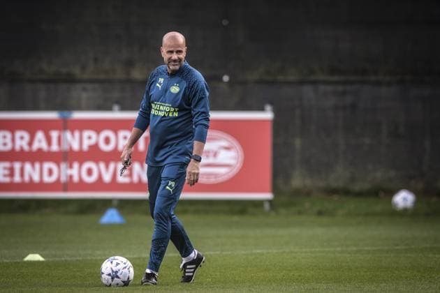 EINDHOVEN - PSV Eindhoven coach Peter Bosz during a PSV Eindhoven training session in the run-up to the Champions League match against Sevilla FC at PSV Campus de Herdgang on October 2, 2023 in Eindhoven, the Netherlands. ANP JEROEN PUTMANS UEFA Champions League MD-1 2023 2024 xVIxANPxSportx xxANPxIVx 480034106 originalFilename: 480034106.jpg