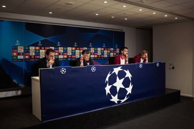 EINDHOVEN - (l-r) Sevilla FC coach Jose Luis Mendilibar, Suso of Sevilla FC during the Sevilla FC press conference, PK, Pressekonferenz ahead of the Champions League match against PSV at the Phillips Stadium on October 2, 2023 in Eindhoven, the Netherlands. ANP JEROEN PUTMANS UEFA Champions League MD-1 2023 2024 xVIxANPxSportx xxANPxIVx 480042249 originalFilename: 480042249.jpg