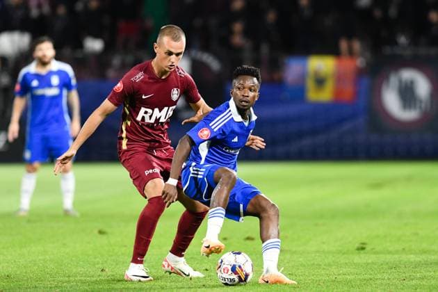 Romania SuperLiga Stage 11: CFR Cluj vs FCU 1948 Craiova Luca Mihai and Samuel Asamoah in action during Romania SuperLiga Stage 11: CFR Cluj vs FCU 1948 Craiova, disputed on Dr Costantin Radulescu Stadium, Cluj-Napoca, 1 October 2023 Cluj-Napoca Dr Constantin Radulescu Stadium Romania Copyright: xAncaxTepeix